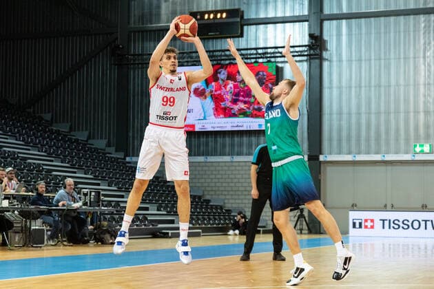 24.02.2022, Fribourg, Halle St. Leonard, FIBA Men& x92;s EuroBasket 2025 Pre-Qualification: Switzerland - Ireland, 99 Natan Jurkovitz (Switzerland) shoot devant 7 Sean Flood (Ireland) Fribourg Halle St. Leonard Fribourg Switzerland Copyright: xJustPictures.ch SirianexDavetx