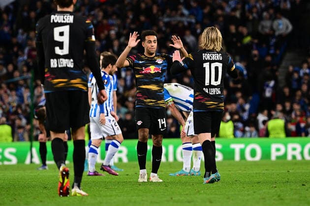Tyler Adams 14 (Leipzig) und Emil Forsberg 10 (Leipzig) feiern den Sieg, Real Sociedad vs. RB Leipzig, Europa League, PLayoff Rueckspiel, 24.02.2022