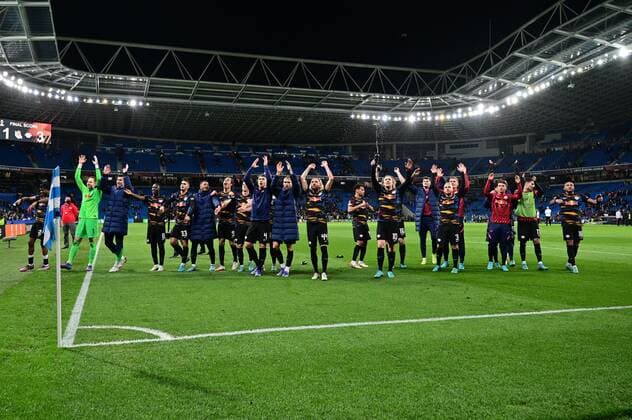 Leipziger Mannschaft feiert den Sieg mit den Fans, Real Sociedad vs. RB Leipzig, Europa League, PLayoff Rueckspiel, 24.02.2022
