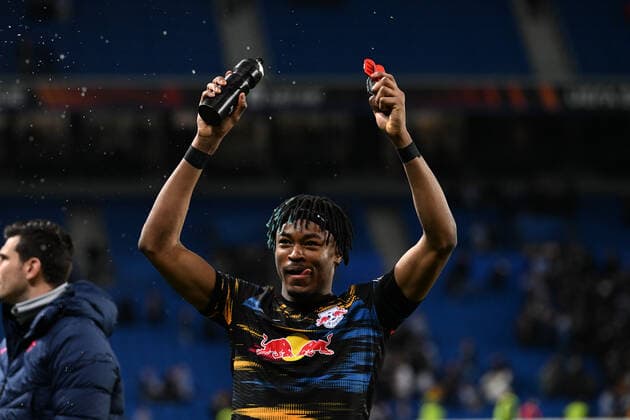Mohamed Simakan 2 (Leipzig) glücklich, Real Sociedad vs. RB Leipzig, Europa League, PLayoff Rueckspiel, 24.02.2022