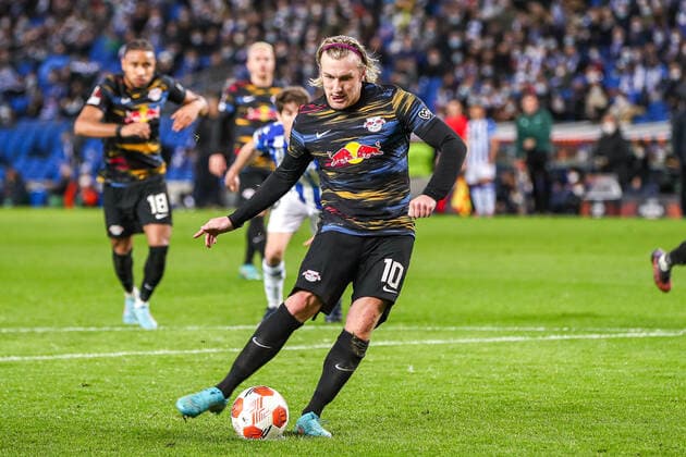 Emil Forsberg (RB Leipzig, 10) schieß schiesst per Foul-Elfmeter Elfmeter das Tor zum 1:3 gegen Torwart Mathew Ryan (Real Sociedad, 13), ESP, Real Sociedad vs. RB Leipzig, UEFA Europa League Play-Offs, Spielzeit 2021 2022, 24.02.2022, DFB DFL regulations prohibit any use of photographs as image sequences and or quasi-video., ESP, Real Sociedad vs. RB Leipzig, UEFA Europa League Play-Offs, Spielzeit 2021 2022, 24.02.2022 San Sebastian Copyright: xEibner-Pressefoto GabrielxBoiax EP_EEP
