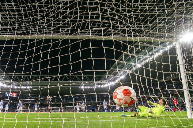 Emil Forsberg (RB Leipzig, 10) schieß schiesst per Foul-Elfmeter Elfmeter das Tor zum 1:3 gegen Torwart Mathew Ryan (Real Sociedad, 13), ESP, Real Sociedad vs. RB Leipzig, UEFA Europa League Play-Offs, Spielzeit 2021 2022, 24.02.2022, DFB DFL regulations prohibit any use of photographs as image sequences and or quasi-video., ESP, Real Sociedad vs. RB Leipzig, UEFA Europa League Play-Offs, Spielzeit 2021 2022, 24.02.2022 San Sebastian Copyright: xEibner-Pressefoto GabrielxBoiax EP_EEP