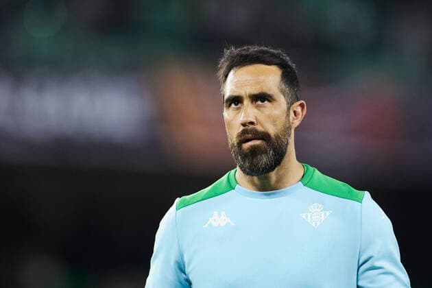 February 24, 2022, SEVILLA, SEVILLA, SPAIN: Claudio Bravo of Real Betis warms up during the UEFA Europa League Knockout Round Play-Offs Leg One match between Real Betis and Zenit de San Petersburgo at Ramon Sanchez-Pizjuan stadium on February 24, 2022, in Sevilla, Spain. SEVILLA SPAIN - ZUMAa181 20220224_zaa_a181_057 Copyright: xJoaquinxCorcherox