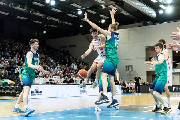 24.02.2022, Fribourg, Halle St. Leonard, FIBA Men& x92;s EuroBasket 2025 Pre-Qualification: Switzerland - Ireland, 19 Robert Zinn (Switzerland) face Ã 15 James Gormley (Ireland) Fribourg Halle St. Leonard Fribourg Switzerland Copyright: xJustPictures.ch SirianexDavetx