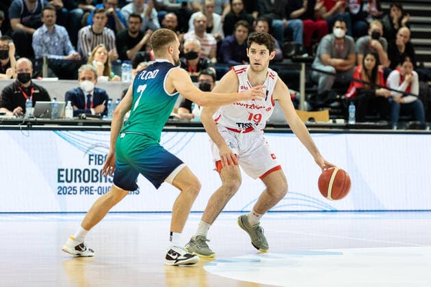 24.02.2022, Fribourg, Halle St. Leonard, FIBA Men& x92;s EuroBasket 2025 Pre-Qualification: Switzerland - Ireland, 19 Robert Zinn (Switzerland) face Ã 7 Sean Flood (Ireland) Fribourg Halle St. Leonard Fribourg Switzerland Copyright: xJustPictures.ch SirianexDavetx
