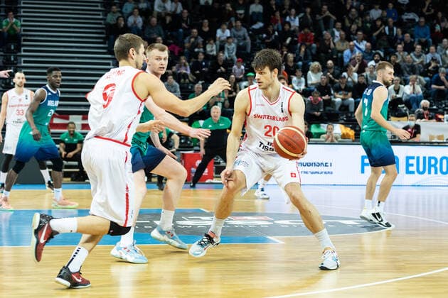 24.02.2022, Fribourg, Halle St. Leonard, FIBA Men& x92;s EuroBasket 2025 Pre-Qualification: Switzerland - Ireland, 20 Arnaud Cotture (Switzerland) donne la balle Ã 9 Roberto Kovac (Switzerland) Fribourg Halle St. Leonard Fribourg Switzerland Copyright: xJustPictures.ch SirianexDavetx