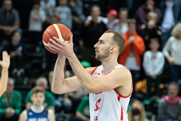 24.02.2022, Fribourg, Halle St. Leonard, FIBA Men& x92;s EuroBasket 2025 Pre-Qualification: Switzerland - Ireland, 33 Marko Mladjan (Switzerland) au lancer franc Fribourg Halle St. Leonard Fribourg Switzerland Copyright: xJustPictures.ch SirianexDavetx