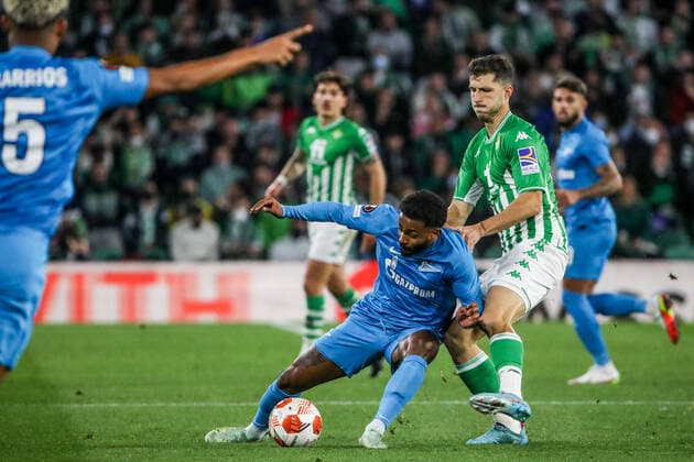SEVILLE, SPAIN â€“ FEBRUARY 24, 2022: Zenit St Petersburg s Wendel (C front) and Betis s Guido Rodriguez (R front) in the second leg of a UEFA Europa League playoff fooball match between Betis and Zenit St Petersburg at Benito Villamarin Stadium. Alexander Demianchuk TASS  TS1254BB
