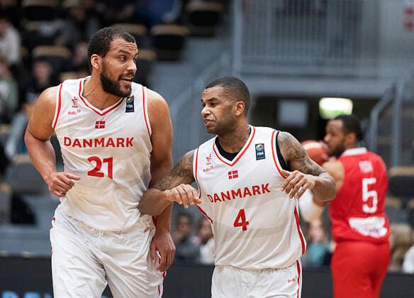 Danmarks Kevin Larsen og Adama Darboe. Danmark moeder Norge i en EM-kvalifikationskamp i basketball, spillet i Naestved, torsdag den 24. februar 2022.. , Naestved Denmark