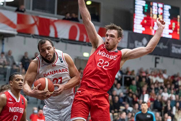 Danmarks Kevin Larsen og Norges Sjur Berg Danmark moeder Norge i en EM-kvalifikationskamp i basketball, spillet i Naestved, torsdag den 24. februar 2022.. , Naestved Denmark