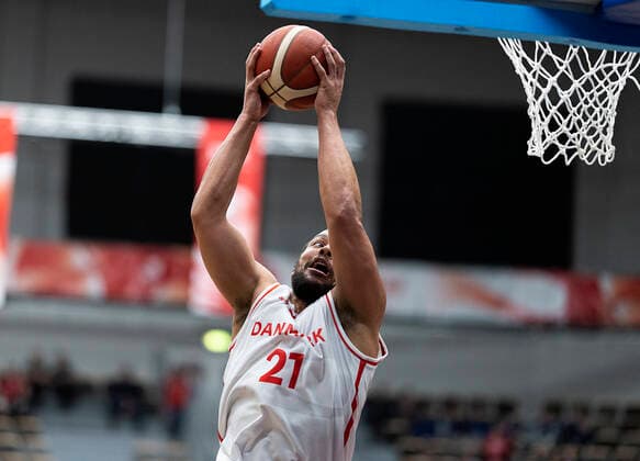 Danmarks Kevin Larsen. Danmark moeder Norge i en EM-kvalifikationskamp i basketball, spillet i Naestved, torsdag den 24. februar 2022.. , Naestved Denmark