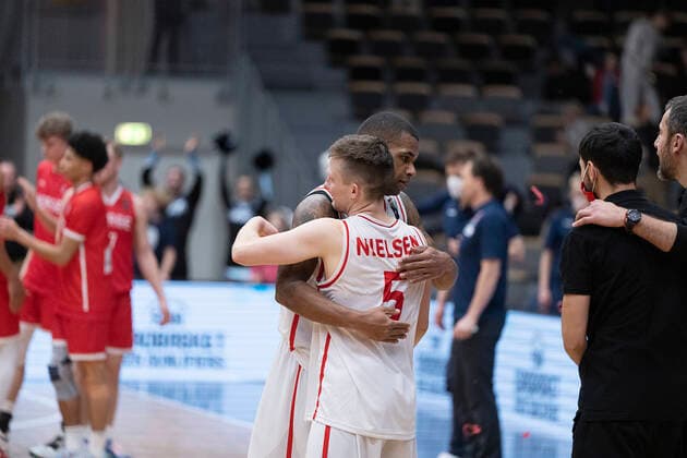 Danmarks Adama Darboe og Frederik Nielsen. Danmark moeder Norge i en EM-kvalifikationskamp i basketball, spillet i Naestved, torsdag den 24. februar 2022.. , Naestved Denmark