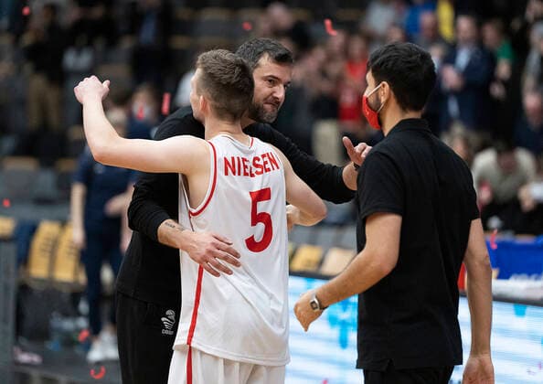 Danmarks Frederik Nielsen og Danmarks cheftraener Arnel Dedic. Danmark moeder Norge i en EM-kvalifikationskamp i basketball, spillet i Naestved, torsdag den 24. februar 2022.. , Naestved Denmark