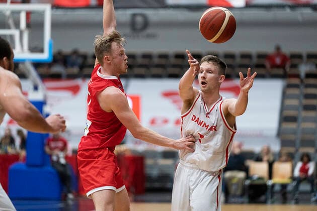 Norges Harald Frey og Danmarks Frederik Nielsen. Danmark moeder Norge i en EM-kvalifikationskamp i basketball, spillet i Naestved, torsdag den 24. februar 2022.. , Naestved Denmark