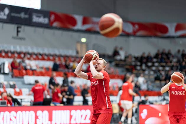 Norsk opvarmning. Danmark moeder Norge i en EM-kvalifikationskamp i basketball, spillet i Naestved, torsdag den 24. februar 2022.. , Naestved Denmark
