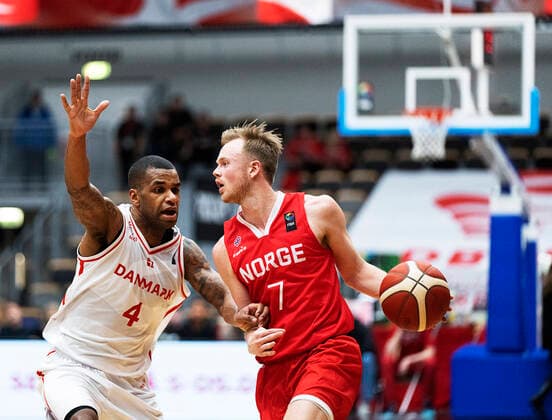 Danmarks Adama Darboe og Norges Harald Frey. Danmark moeder Norge i en EM-kvalifikationskamp i basketball, spillet i Naestved, torsdag den 24. februar 2022.. , Naestved Denmark