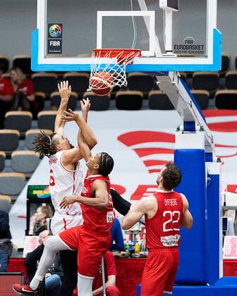 Danmarks Jonas Zohore og Norges Lars Espe. Danmark moeder Norge i en EM-kvalifikationskamp i basketball, spillet i Naestved, torsdag den 24. februar 2022.. , Naestved Denmark