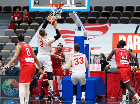 Danmarks Asbjoern Midtgaard. Danmark moeder Norge i en EM-kvalifikationskamp i basketball, spillet i Naestved, torsdag den 24. februar 2022.. , Naestved Denmark