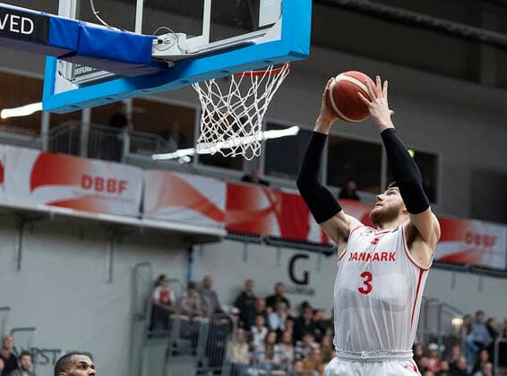 Danmarks Asbjoern Midtgaard. Danmark moeder Norge i en EM-kvalifikationskamp i basketball, spillet i Naestved, torsdag den 24. februar 2022.. , Naestved Denmark