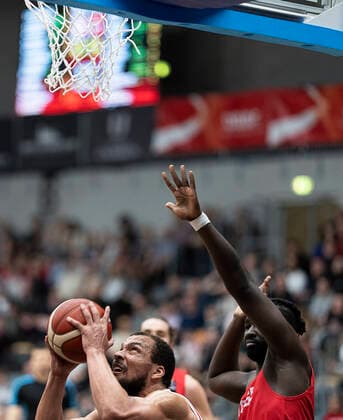 Danmarks Kevin Larsen. Danmark moeder Norge i en EM-kvalifikationskamp i basketball, spillet i Naestved, torsdag den 24. februar 2022.. , Naestved Denmark