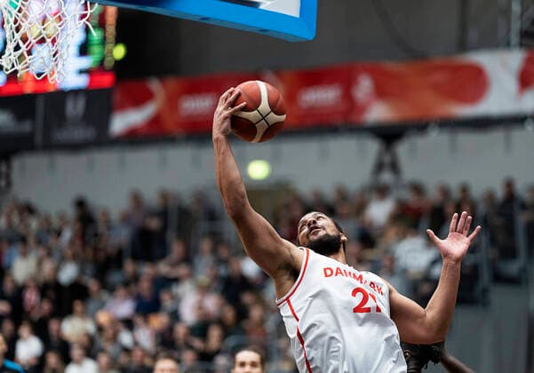 Danmarks Kevin Larsen. Danmark moeder Norge i en EM-kvalifikationskamp i basketball, spillet i Naestved, torsdag den 24. februar 2022.. , Naestved Denmark