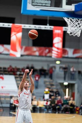 Danmarks Jonathan Klussmann. Danmark moeder Norge i en EM-kvalifikationskamp i basketball, spillet i Naestved, torsdag den 24. februar 2022.. , Naestved Denmark