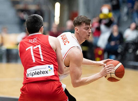 Norges Stian Mjoes og Danmarks Zarko Jukic. Danmark moeder Norge i en EM-kvalifikationskamp i basketball, spillet i Naestved, torsdag den 24. februar 2022.. , Naestved Denmark
