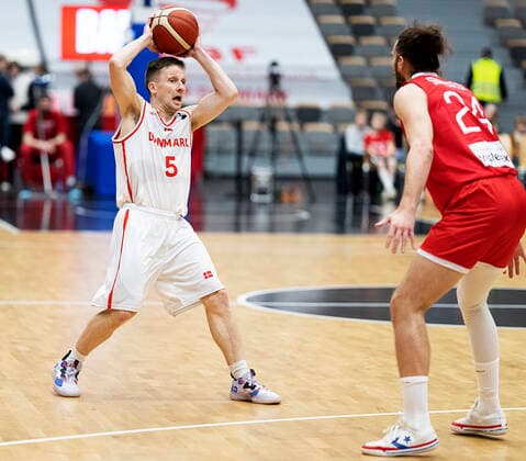 Danmarks Frederik Nielsen og Norges Torgrim Sommerfeldt. Danmark moeder Norge i en EM-kvalifikationskamp i basketball, spillet i Naestved, torsdag den 24. februar 2022.. , Naestved Denmark