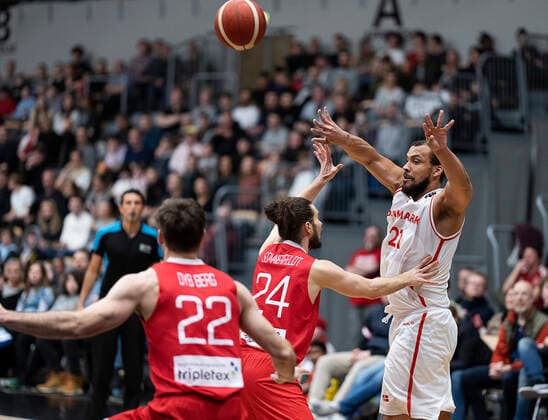 Norges Torgrim Sommerfeldt og Danmarks Kevin Larsen. Danmark moeder Norge i en EM-kvalifikationskamp i basketball, spillet i Naestved, torsdag den 24. februar 2022.. , Naestved Denmark