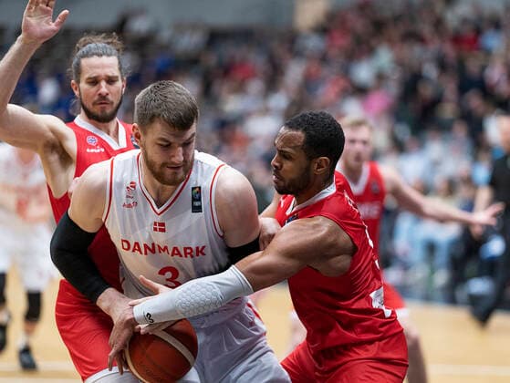 Danmarks Asbjoern Midtgaard og Norges Chris-Ebou Ndow. Danmark moeder Norge i en EM-kvalifikationskamp i basketball, spillet i Naestved, torsdag den 24. februar 2022.. , Naestved Denmark