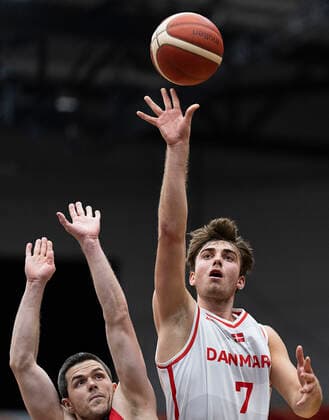 Danmarks Noah Churchill. Danmark moeder Norge i en EM-kvalifikationskamp i basketball, spillet i Naestved, torsdag den 24. februar 2022.. , Naestved Denmark