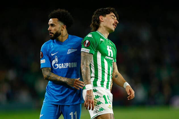 ESP: Real Betis-Zenit. UEFA Europa League Wendel Valle da Silva of Zenit and Hector Bellerin of Real Betis during the UEFA Europa League match, round of 32 between Real Betis and Zenit played at Benito Villamarin Stadium on February 24, 2022 in Sevilla, Spain. (Antonio Pozo PRESSINPHOTO) kpng Copyright: xAntonioxPozox xPRESSINPHOTOx AP_240222_012