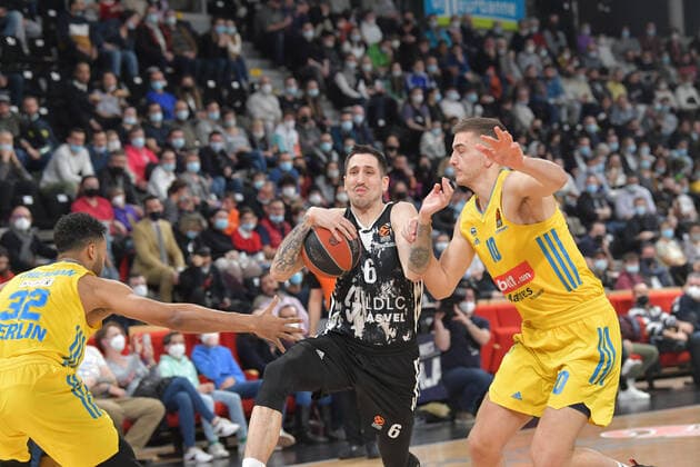 Paul Lacombe (asvel) vs Tim Schneider (berlin) BASKETBALL : LDLC ASVEL vs Alba Berlin - Euroligue - 24 02 2022 FredericChambert Panoramic 
