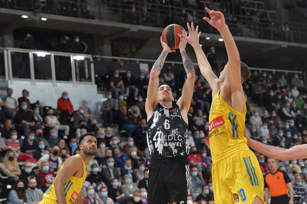 Paul Lacombe (asvel) vs Tim Schneider (berlin) BASKETBALL : LDLC ASVEL vs Alba Berlin - Euroligue - 24 02 2022 FredericChambert Panoramic 
