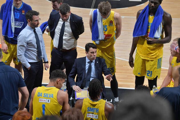 Israel Gonzalez (entraineur berlin) et ses joeurs BASKETBALL : LDLC ASVEL vs Alba Berlin - Euroligue - 24 02 2022 FredericChambert Panoramic 