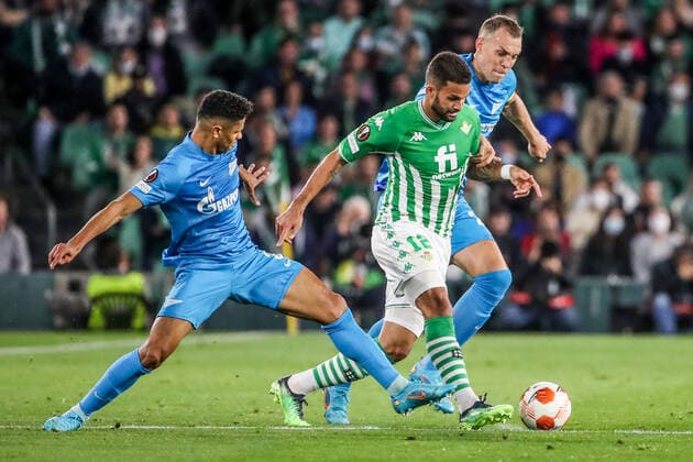 SEVILLE, SPAIN â€“ FEBRUARY 24, 2022: Zenit St Petersburg s Douglas dos Santos (L), Artyom Dzyuba (R back) and Betis s Willian Jose in the second leg of a UEFA Europa League playoff fooball match between Betis and Zenit St Petersburg at Benito Villamarin Stadium. Alexander Demianchuk TASS  TS1254CF