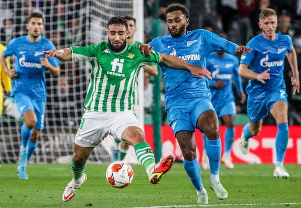 SEVILLE, SPAIN â€“ FEBRUARY 24, 2022: Betis s Nabil Fekir and Zenit St Petersburg s Wendel (L-R front) in the second leg of a UEFA Europa League playoff fooball match between Betis and Zenit St Petersburg at Benito Villamarin Stadium. Alexander Demianchuk TASS  TS1254D4
