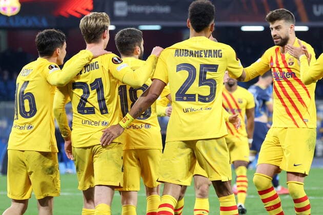 February 24, 2022, Naples, Campania, Italy: Fr. Aubameyang of Barcelona scores the 4 goals at Napoli and celebrates with his teammates doing a stunt like the circus performers.During the Europa League Football match SSC Napoli vs FC Barcelona, Barca on February 24, 2022 at the Diego Armando Maradona stadium in Naples..In picture: Supporters Barcelona Naples Italy - ZUMAs236 20220224_zap_s236_051 Copyright: xFabioxSassox