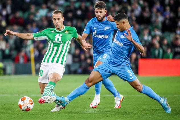 SEVILLE, SPAIN â€“ FEBRUARY 24, 2022: Betis s Sergio Canales, and Zenit St Petersburg s Yuri Alberto and Douglas dos Santos (L-R) in the second leg of a UEFA Europa League playoff fooball match between Betis and Zenit St Petersburg at Benito Villamarin Stadium. Alexander Demianchuk TASS  TS1254D7