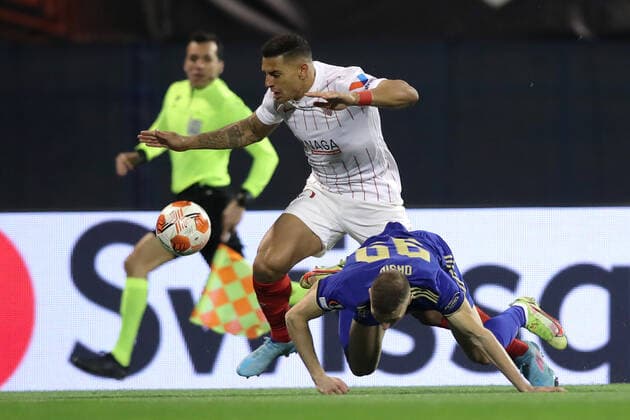 Dinamo Zagreb v Sevilla FC: Knockout Round Play-Offs Leg Two - UEFA Europa League ZAGREB, CROATIA - FEBRUARY 24: Diego Carlos of Sevilla FC and Mislav Orsic of Dinamo Zagreb fights for the ball during the UEFA Europa League Knockout Round Play-Offs Leg Two match between Dinamo Zagreb and Sevilla FC at Maksimir Stadium on February 24, 2022 in Zagreb, Croatia. LukaxStanzl PIXSELL