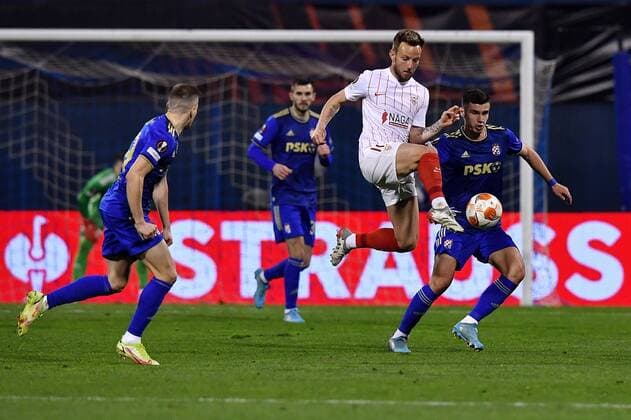 Dinamo Zagreb v Sevilla FC: Knockout Round Play-Offs Leg Two - UEFA Europa League ZAGREB, CROATIA - FEBRUARY 24: Ivan Rakitic of Sevilla FC and Amer Gojak of Dinamo Zagreb battle for the ball during the UEFA Europa League Knockout Round Play-Offs Leg Two match between Dinamo Zagreb and Sevilla FC at Maksimir Stadium on February 24, 2022 in Zagreb, Croatia. MarkoxLukunic PIXSELL