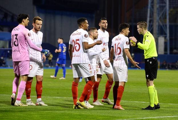 Dinamo Zagreb v Sevilla FC: Knockout Round Play-Offs Leg Two - UEFA Europa League ZAGREB, CROATIA - FEBRUARY 24: Players of Sevilla argues with referee Francois Letexier during the UEFA Europa League Knockout Round Play-Offs Leg Two match between Dinamo Zagreb and Sevilla FC at Maksimir Stadium on February 24, 2022 in Zagreb, Croatia. MarkoxLukunic PIXSELL