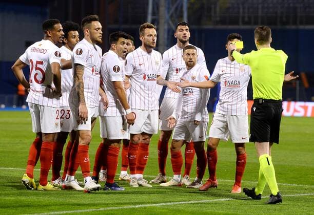 Dinamo Zagreb v Sevilla FC: Knockout Round Play-Offs Leg Two - UEFA Europa League ZAGREB, CROATIA - FEBRUARY 24: Players of Sevilla argues with referee Francois Letexier during the UEFA Europa League Knockout Round Play-Offs Leg Two match between Dinamo Zagreb and Sevilla FC at Maksimir Stadium on February 24, 2022 in Zagreb, Croatia. MarkoxLukunic PIXSELL