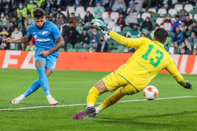 SEVILLE, SPAIN â€“ FEBRUARY 24, 2022: Zenit St Petersburg s Yuri Alberto (L) and Betis s goalkeeper Rui Silva in the second leg of a UEFA Europa League playoff fooball match between Betis and Zenit St Petersburg at Benito Villamarin Stadium. Alexander Demianchuk TASS  TS1254D9