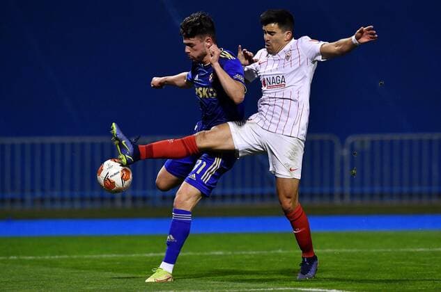 Dinamo Zagreb v Sevilla FC: Knockout Round Play-Offs Leg Two - UEFA Europa League ZAGREB, CROATIA - FEBRUARY 24: Marko Bulat of Dinamo Zagreb and Marcos Acuna of Sevilla FC in action during the UEFA Europa League Knockout Round Play-Offs Leg Two match between Dinamo Zagreb and Sevilla FC at Maksimir Stadium on February 24, 2022 in Zagreb, Croatia. MarkoxLukunic PIXSELL