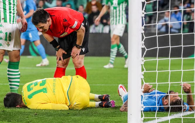 SEVILLE, SPAIN â€“ FEBRUARY 24, 2022: Betis s goalkeeper Rui Silva (bottom L) sustains an injury in the second leg of a UEFA Europa League playoff fooball match between Betis and Zenit St Petersburg at Benito Villamarin Stadium. Alexander Demianchuk TASS  TS1254E3