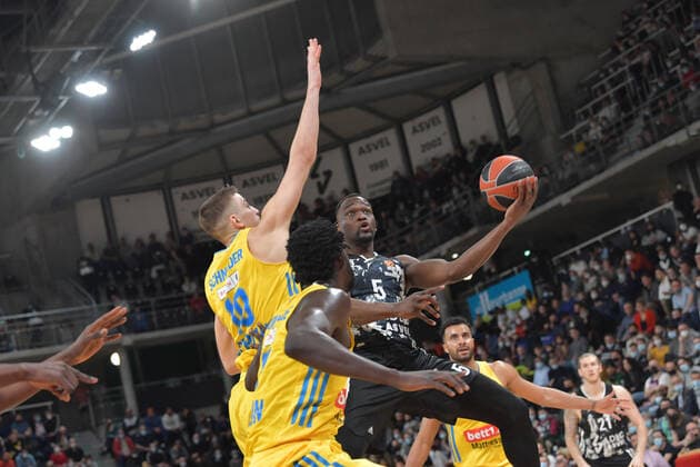 Charles Kahudi (asvel) vs Tim Schneider (berlin) BASKETBALL : LDLC ASVEL vs Alba Berlin - Euroligue - 24 02 2022 FredericChambert Panoramic 