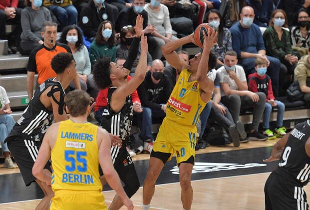 Matthew Strazel (asvel) vs Maodo Lo (berlin) BASKETBALL : LDLC ASVEL vs Alba Berlin - Euroligue - 24 02 2022 FredericChambert Panoramic 