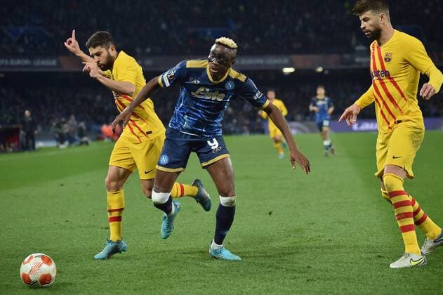 IPP20220224 Football - soccer: UEFA Europa League 2021 2022, SSC Neapel - FC Barcelona, Barca Victor Osimhen in azione tra Jordi Alba e Gerard Pique (Verwendung nur in Deutschland - GERMANY ONLY) *** IPP20220224 Football soccer UEFA Europa League 2021 2022, SSC Napoli FC Barcelona, Victor Osimhen in azione tra Jordi Alba e Gerard Pique use only in Germany GERMANY ONLY 