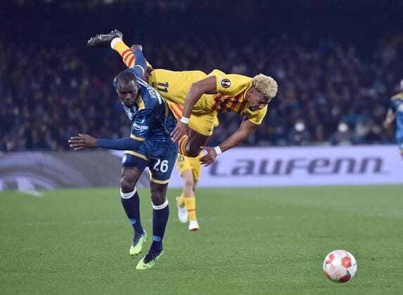 IPP20220224 Football - soccer: UEFA Europa League 2021 2022, SSC Neapel - FC Barcelona, Barca Adama Traore vola sopra Kalidou Koulibaly dopo un contrasto (Verwendung nur in Deutschland - GERMANY ONLY) *** IPP20220224 Football soccer UEFA Europa League 2021 2022, SSC Napoli FC Barcelona, Adama Traore vola sopra Kalidou Koulibaly dopo un contrasto Use only in Germany GERMANY ONLY 